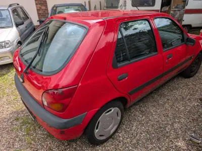 Brugt Ford Fiesta Ghia 75 HK (55 kW) 2002 Rød Hatchback