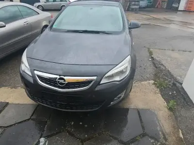 Gebraucht Opel Astra 118 PS (86 kW) 2012 Andere farben Kleinwagen
