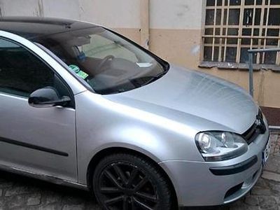 Grau Gebraucht 2004 VW Golf IV Kleinwagen | 3.500 €