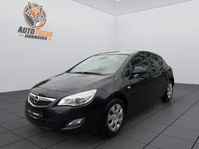 Używany Opel Astra Design Edition 140 KM (102 kW) 2012 Czarny Sedan/Limuzyna