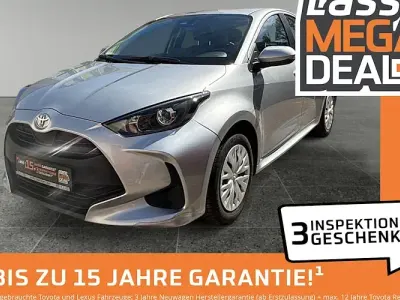 Gebraucht Toyota Yaris Basis 72 PS (52 kW) 2023 Shimmering silver metallic Kleinwagen