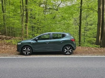 Używany Dacia Sandero Expression 91 KM (66 kW) 2025 Zielony Sedan/Limuzyna