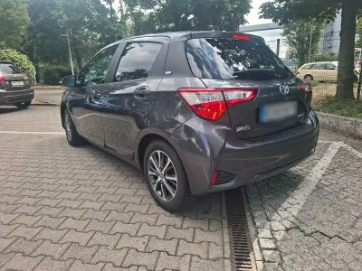 Gebraucht Toyota Yaris Hybrid Club 111 PS (81 kW) 2019 Grau Kleinwagen