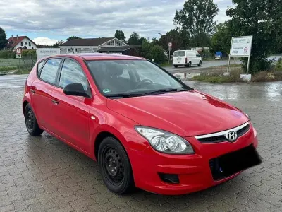 Gebraucht Hyundai i30 109 PS (80 kW) 2009 Rot Limousine