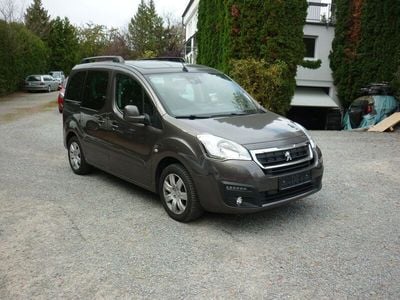 Gebraucht Peugeot Partner Tepee Allure 120 PS (88 kW) 2016 Moka/metallic Van / Kleinbus