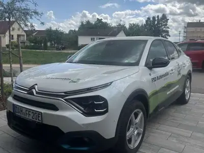 Używany Citroën e-C4 Shine 100 kW (136 KM) 2025 Biały Sedan/Limuzyna