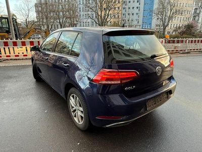 Gebraucht VW Golf VII 115 PS (84 kW) 2018 Blau Limousine