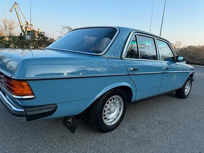 Gebraucht Mercedes E230 136 PS (100 kW) 1981 Blau Limousine