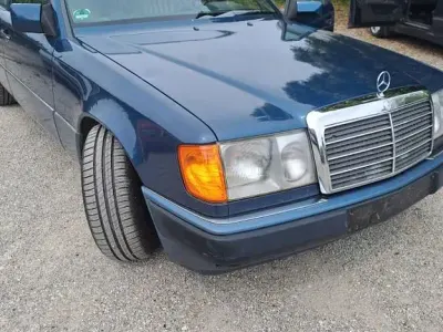 Second-hand Mercedes E300 220 CP (161 kW) 1990 Albastru Berlinǎ