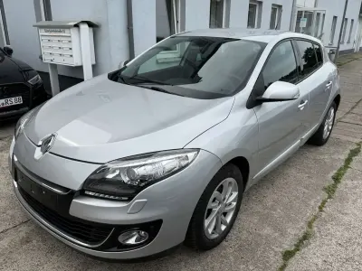 Gebraucht Renault Mégane III Dynamique 116 PS (85 kW) 2013 Platingrau Limousine
