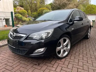 Używany Opel Astra OPC 116 KM (85 kW) 2012 Czarny Sedan/Limuzyna