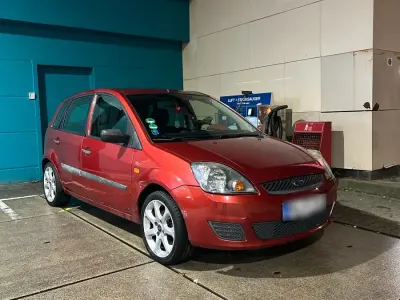 Gebraucht Ford Fiesta 95 PS (69 kW) 2006 Rot Kleinwagen