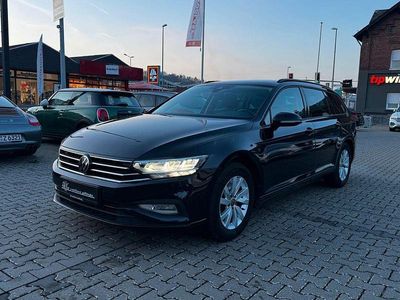 Schwarz Gebraucht 2023 VW Passat Basis Kombi | 20.490 € (Teuer)