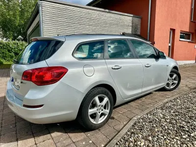 Gebraucht Opel Astra 95 PS (69 kW) 2011 Silber Kombi