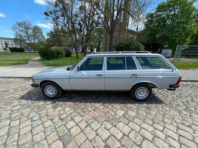 Silber Gebraucht 1983 Mercedes E280 Kombi | 32.323 €