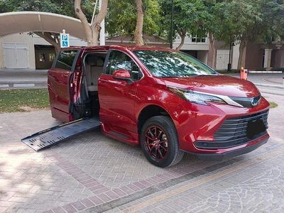 Gebraucht Toyota Sienna 246 PS (180 kW) 2022 Rot Van / Kleinbus