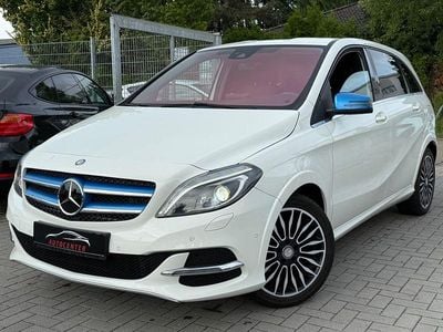Weiß Gebraucht 2015 Mercedes B250e Van / Kleinbus | 14.900 €
