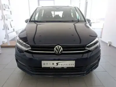 Gebraucht VW Touran Highline 150 PS (110 kW) 2024 Blau Van / Kleinbus