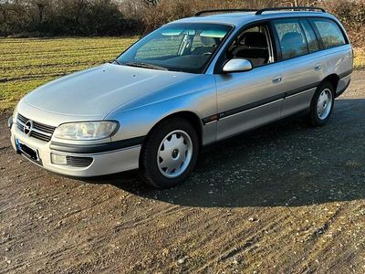 Silber Gebraucht 1998 Opel Omega Kombi | 2.150 €