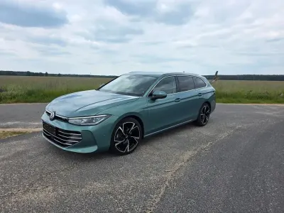 Gebraucht VW Passat Elegance 150 PS (110 kW) 2025 Grün Kombi