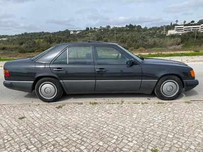 Second-hand Mercedes E250 126 CP (92 kW) 1993 Negru Berlinǎ