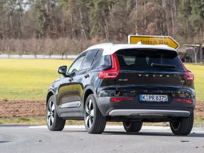 Second-hand Volvo XC40 Momentum 150 CP (110 kW) 2019 Negru SUV