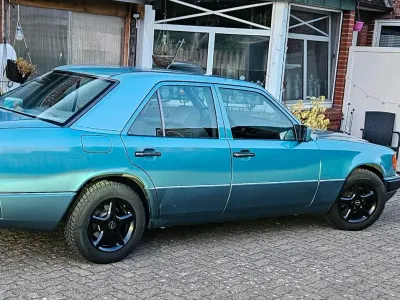 Gebraucht Mercedes 200 118 PS (86 kW) 1990 Grün Limousine