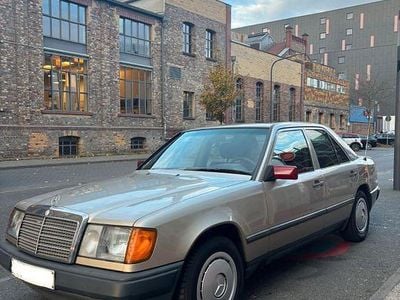 Gebraucht Mercedes E230 132 PS (97 kW) 1988 Beige Limousine