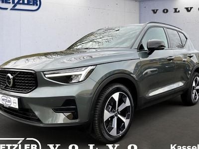 Neu Volvo XC40 Plus 197 PS (144 kW) 2025 Grün SUV