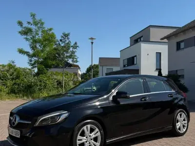 Gebraucht Mercedes A180 122 PS (89 kW) 2016 Schwarz Limousine