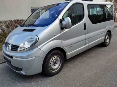 gebraucht Renault Trafic 2.5 dCi, 7 Sitzplätze und Camping-Feature