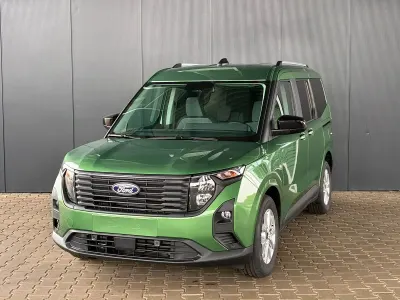 Neu Ford Tourneo Courier Titanium 125 PS (91 kW) 2026 Grün (bursting green) Van / Kleinbus