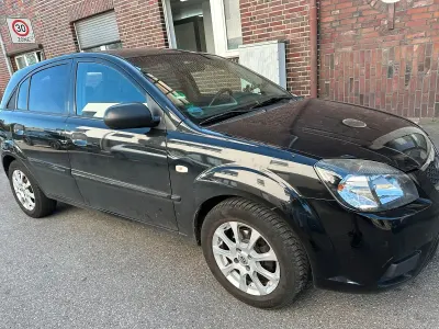 Gebraucht Kia Rio 97 PS (71 kW) 2010 Schwarz Kleinwagen