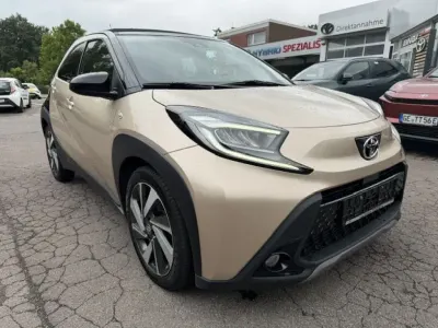 Gebraucht Toyota Aygo X X-plore 72 PS (52 kW) 2022 Ginger beige / night sky black SUV