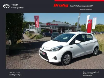 Gebraucht Toyota Yaris Hybrid Edition 101 PS (74 kW) 2013 Weiß Limousine