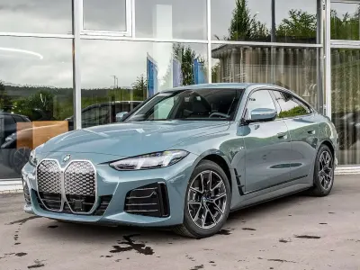 Neu BMW i4 Sport Line 250 kW (340 PS) 2026 Cape york grün metallic Limousine