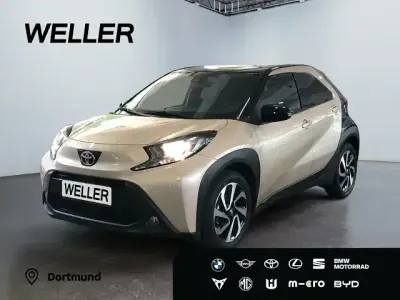 Gebraucht Toyota Aygo X Comfort 72 PS (52 kW) 2023 Ginger beige metallic/ night sky black SUV
