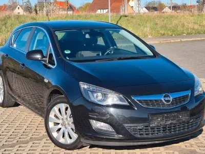 Gebraucht Opel Astra Innovation 140 PS (102 kW) 2012 Schwarz Limousine