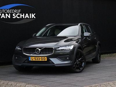 Grau Gebraucht 2021 Volvo V60 CC Pro Kombi | 35.706 €