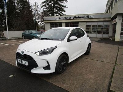 Weiß Gebraucht 2020 Toyota Yaris Hybrid Comfort Limousine | 16.490 € (Fairer Preis)