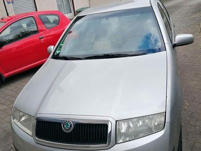 Usado Skoda Fabia 75 HP (55 kW) 2004 Prateado Sedan