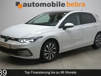 Używany VW Golf VIII Active 150 KM (110 kW) 2022 Biały Sedan/Limuzyna