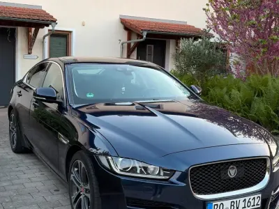 Używany Jaguar XE 180 KM (132 kW) 2018 Niebieski Sedan/Limuzyna