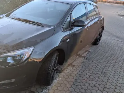 Gebraucht Opel Astra Selection 116 PS (85 kW) 2015 Schwarz Kleinwagen
