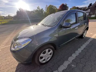 Używany Dacia Sandero 75 KM (55 kW) 2008 Niebieski Hatchback