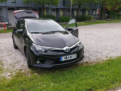 Gebraucht Toyota Auris Hybrid Comfort 99 PS (72 kW) 2018 Schwarz Limousine