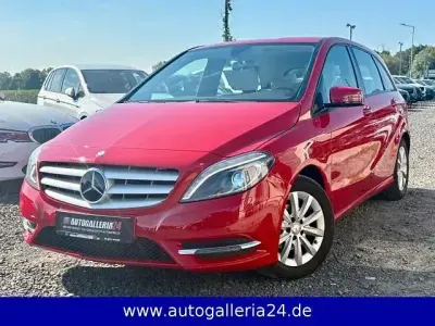 Gebraucht Mercedes B180 122 PS (89 kW) 2013 Rot Kleinwagen