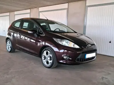 Usata Ford Fiesta Titanium 96 CV (70 kW) 2012 Viola Utilitaria