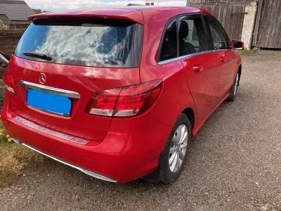 Gebraucht Mercedes B180 Style 109 PS (80 kW) 2016 Rot Van / Kleinbus
