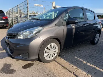 Gebraucht Toyota Yaris Life 90 PS (66 kW) 2012 Grau Kleinwagen